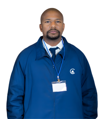 Retrato de um agente de portaria da Central Terceirizações. Ele está uniformizado, com crachá de identificação e uma expressão vigilante, representando o serviço de segurança.